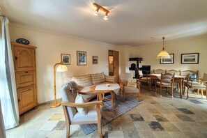 Dining - Cozy vacation apartment with alpine view and south-facing balcony (Ramsau)