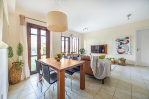 Apartamento, 2 quartos, terraço | Sala de jantar
