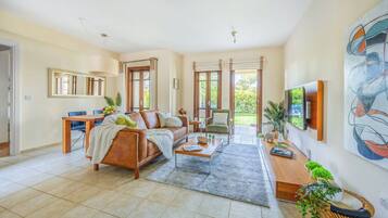 Căn hộ, 2 phòng ngủ, hiên | Phòng khách