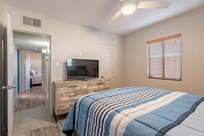 2 habitaciones, escritorio, tabla de planchar con plancha y wifi