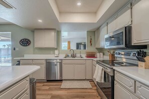 Kjøleskap, mikrobølgeovn, ovn og kokeplater