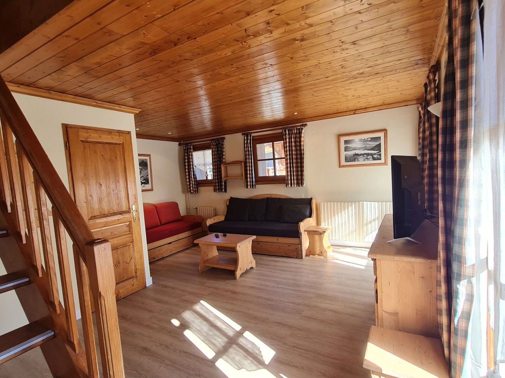 Træ, Møbel, Hus, Etage, Hjem, Sommerhus, Bejdse, Hårdttræ, Dør, Bjælkehytte