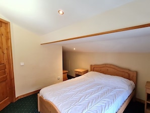 Travel cot, free WiFi, bed sheets