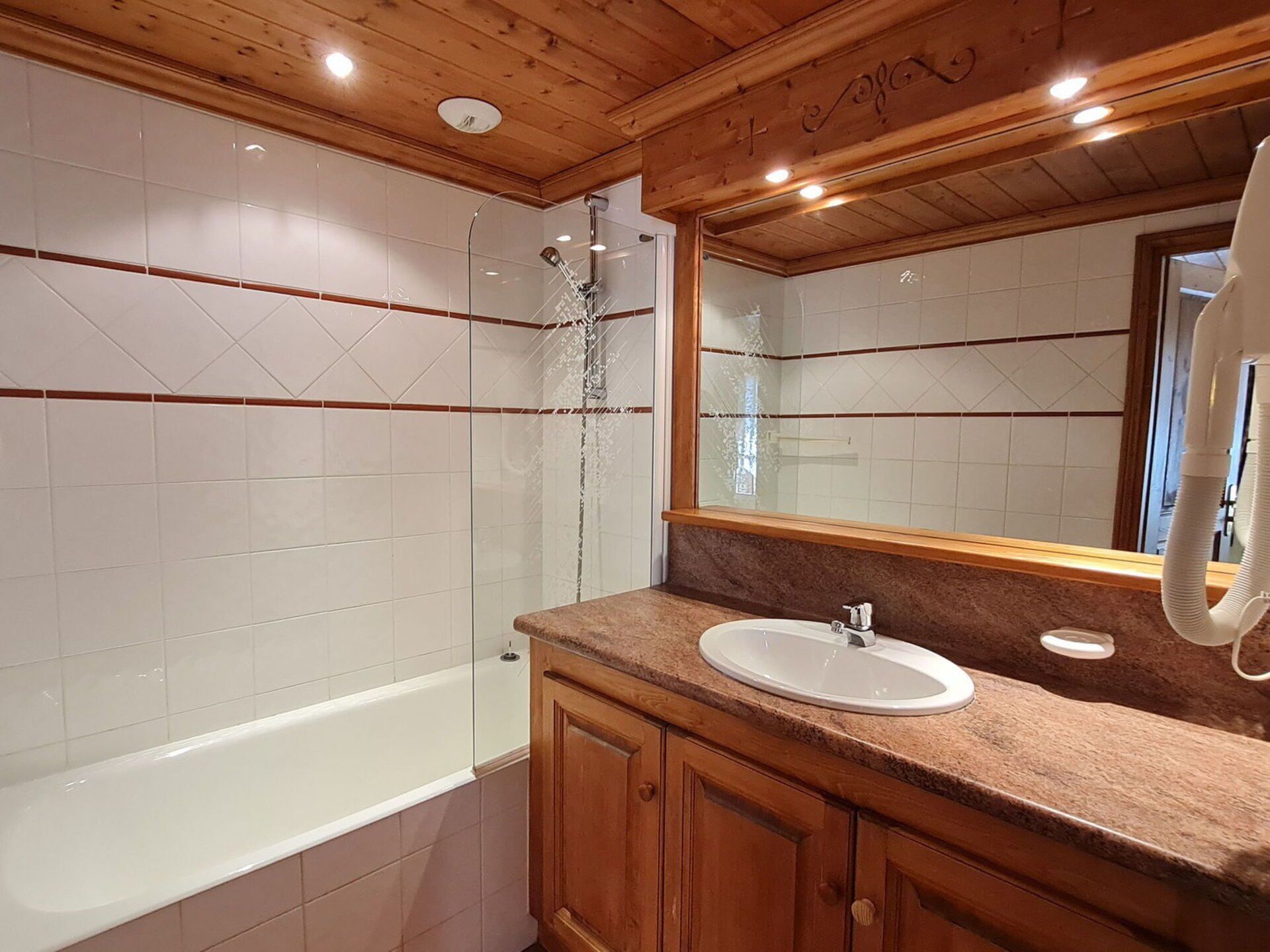 Plumbing Fixture, Bathroom, Flooring, Wood, Interior Design, Tap, Floor, Bathtub, Plumbing, Sink
