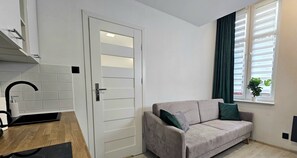 Klassieke studio suite | Woonruimte | Een 50-inch lcd-televisie met kabelzenders