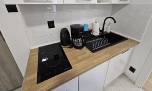 Klassieke studio suite | Privékeuken | Een koelkast, een microgolfoven, een kookplaat, een vaatwasser