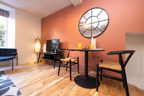 Apartamento família, vista para a cidade | Área de estar | TV LED