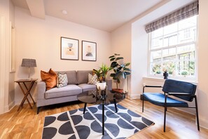 Appartement familial, vue sur la ville | Aire de séjour | Téléviseur à DEL