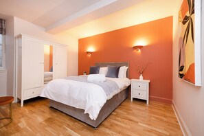Familienapartment, Stadtblick | 1 Schlafzimmer, Bügeleisen/Bügelbrett, kostenloses WLAN, Bettwäsche