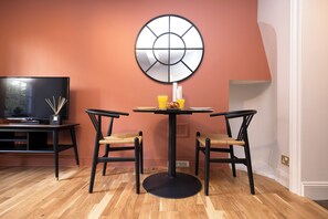 Familienapartment, Stadtblick | Wohnbereich | LED-Fernseher