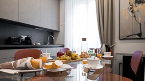 Microondas, horno, cafetera expreso, tetera/pava eléctrica