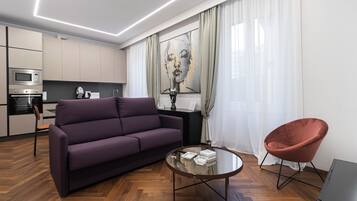 Appartement (1 Bedroom) | Woonruimte | Een 34-inch televisie met kabelzenders