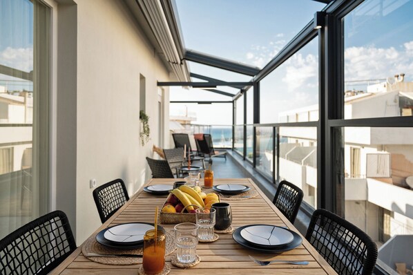 Outdoor dining - L' Horizon Luxury Living by 8essentially (Iraklio)