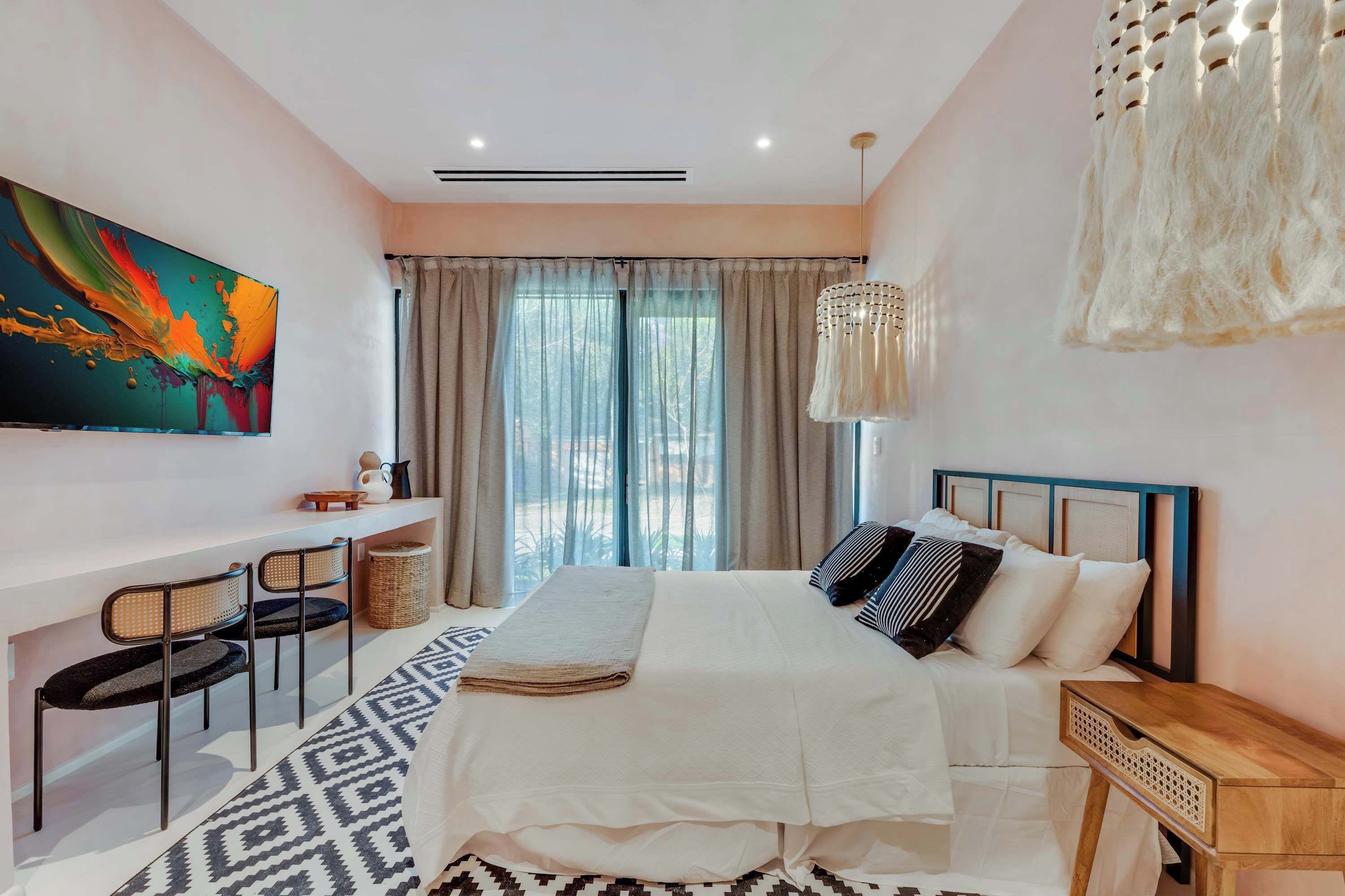 Een bureau, een strijkplank/strijkijzer, wifi, beddengoed