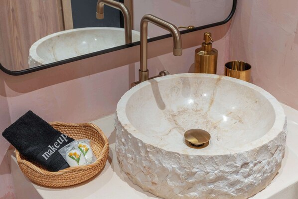 Shower, hair dryer, towels, shampoo - Artisan Studio- Breakfast Nook by Design District (Miami)