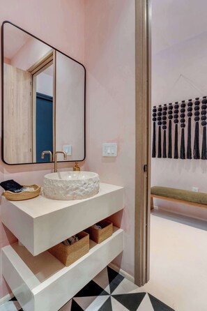 Shower, hair dryer, towels, shampoo