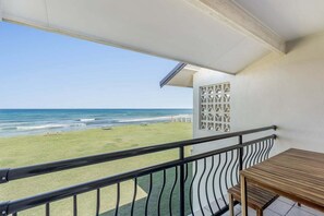 Property grounds - Absolute Beachfront Apartment 2T (Lennox Head)