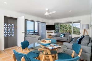 TV - Absolute Beachfront Apartment 4T (Lennox Head)