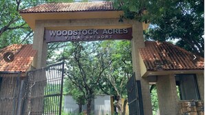 L’entrée de Woodstock Acres Villas & Resort, avec une allée bordée de portails et une enseigne au-dessus.