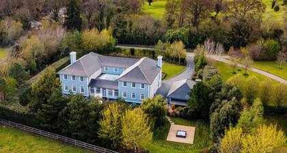 Luxury 7-Bed Villa w/ Gym, Outdoor Sauna, WiFi & Nicklaus Golf at Mount Juliet
