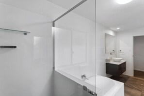 Douche, sèche-cheveux, serviettes fournies