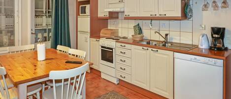 Refrigerador, microondas, lavavajillas y utensilios de cocina