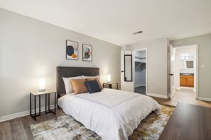 1 Schlafzimmer, Schreibtisch, Bügeleisen/Bügelbrett, Reisekinderbett