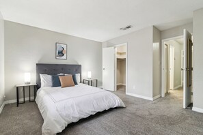 2 dormitorios, escritorio, tabla de planchar con plancha y cuna de viaje