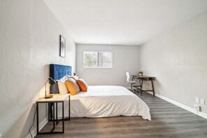 1 bedroom, desk, iron/ironing board, travel cot - Sweetwater 5B I Beautiful 1Bd Apt I Free Parking (Gainesville)