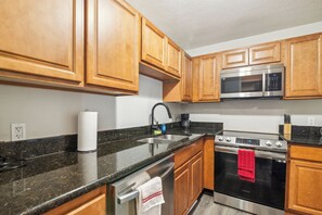 Fridge, microwave, oven, stovetop - Sweetwater 5B I Beautiful 1Bd Apt I Free Parking (Gainesville)