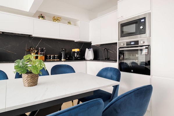 Superior House, 3 Bedrooms, Air conditioning | Private kitchen