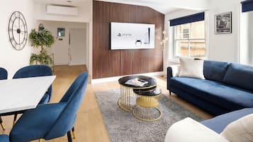 Hus Superior - 3 sovrum - luftkonditionering | Vardagsrum | 70-tums LED-tv med digitalkanaler, Netflix och Hulu