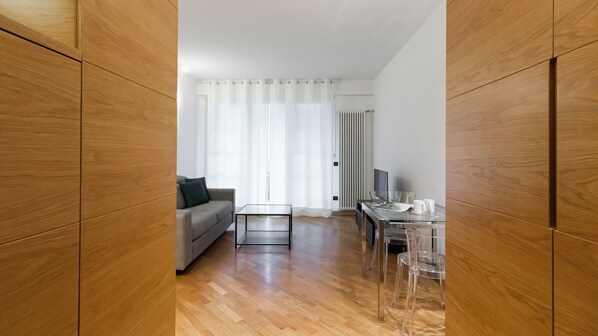 Appartement (1 Bedroom) | Coin séjour | Télévision