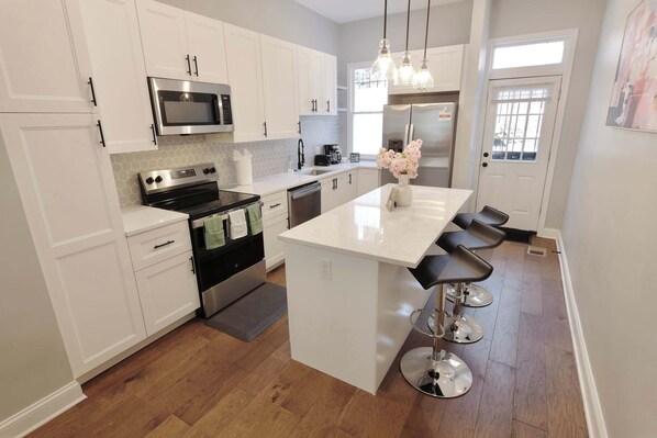 Kylskåp, mikrovågsugn, ugn och spishäll