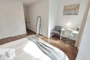 4 Schlafzimmer, Schreibtisch, Bügeleisen/Bügelbrett, Reisekinderbett