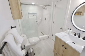 Dusche, Haartrockner, Handtücher