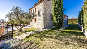 Un edificio de piedra con un camino de piedra que conduce a la entrada.
