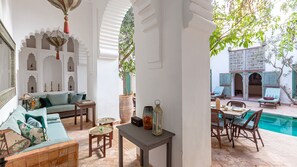 تناول الطعام بالخارج