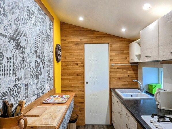 Kjøleskap, mikrobølgeovn og oppvaskmaskin