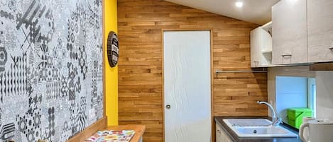 Réfrigérateur, four à micro-ondes, lave-vaisselle