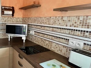 Kjøleskap og mikrobølgeovn