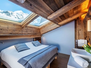 6 bedrooms, free WiFi, bed sheets, wheelchair access