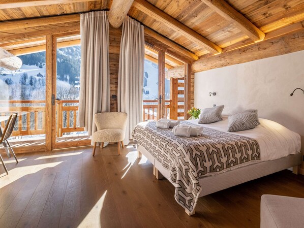 6 bedrooms, free WiFi, bed sheets, wheelchair access