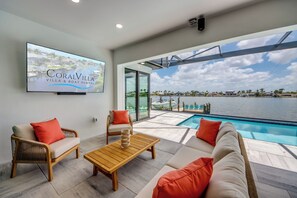 Outdoor pool, a heated pool - Villa Florida Orange -newly built at Eight Lakes, on water, modern, pool & spa (Cape Coral)