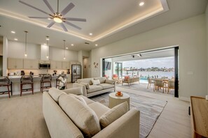 Smart TV, stereo - Villa Florida Orange -newly built at Eight Lakes, on water, modern, pool & spa (Cape Coral)