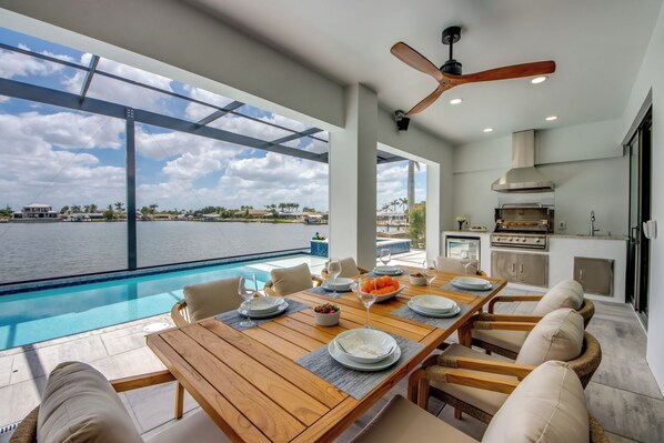 Outdoor dining - Villa Florida Orange -newly built at Eight Lakes, on water, modern, pool & spa (Cape Coral)