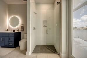 淋浴设施、吹风机、毛巾、卫生纸