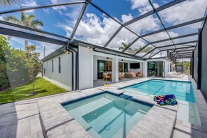 室外游泳池，恒温泳池