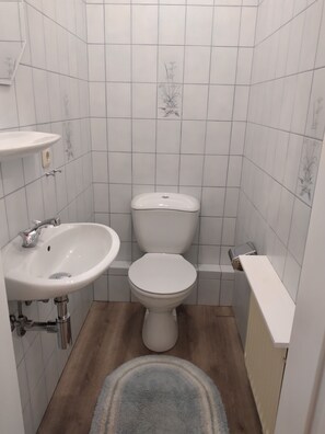 Toallas, jabón, papel de baño 