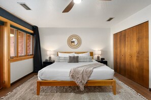 3 bedrooms, desk, iron/ironing board, travel crib